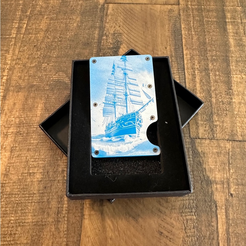 💳 Minimalist Laser Engraved RFID Blocking Wallet 💳